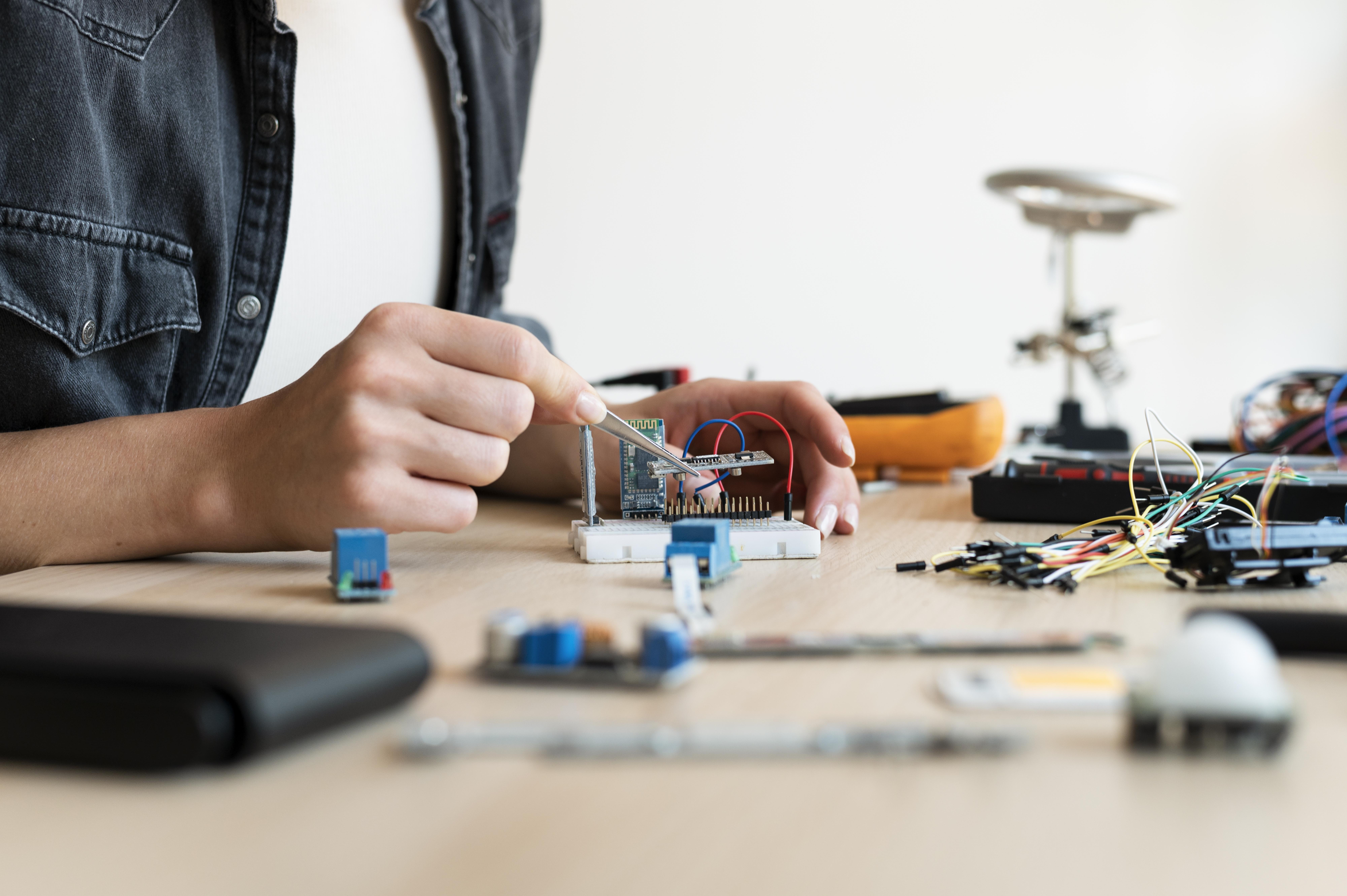 Medical robot performing surgery